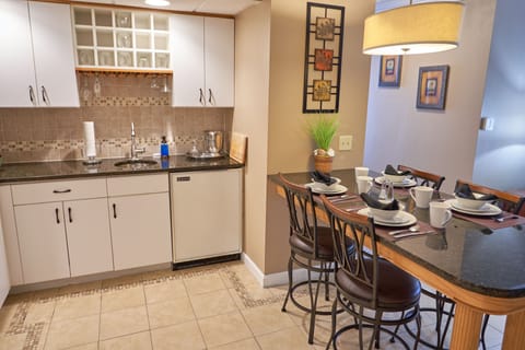 Deluxe Suite | Private kitchen | Fridge, microwave, coffee/tea maker