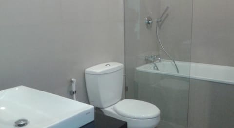 Deluxe Double Room | Bathroom | Combined shower/tub, free toiletries, towels