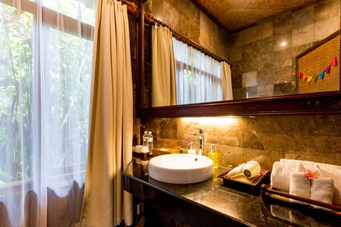 Classic Superior Bungalow | Bathroom | Free toiletries, hair dryer, bathrobes, slippers