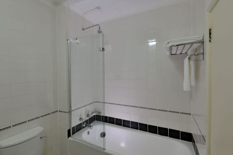 Combined shower/tub, designer toiletries, hair dryer, towels