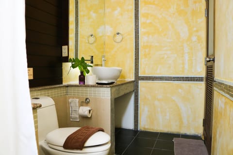 Deluxe Residence Double or Twin Room | Bathroom | Free toiletries, hair dryer, bidet, towels