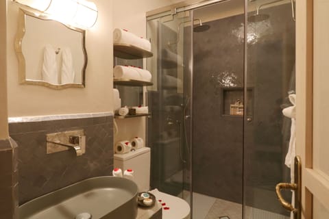 Luxury Triple Room, Ensuite (Mammouth) | Bathroom | Shower, free toiletries, towels