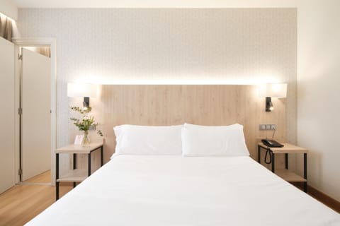 Business Room | Premium bedding, in-room safe, desk, laptop workspace