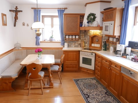 Comfort Condo, 3 Bedrooms | Private kitchen | Full-size fridge, microwave, oven, stovetop