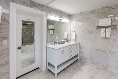 304 | Bathroom | Combined shower/tub, rainfall showerhead, eco-friendly toiletries