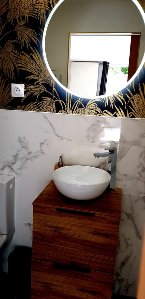 Deluxe Double Room | Bathroom sink