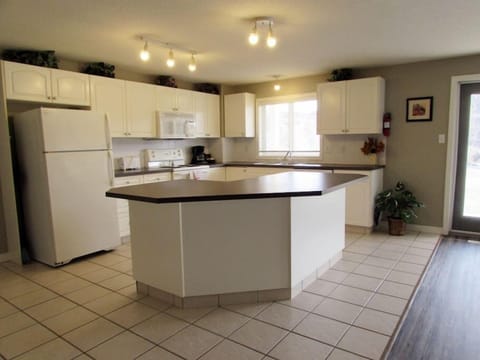 Signature Condo, 2 Bedrooms, Golf View (380) | Private kitchen | Full-size fridge, microwave, oven, stovetop