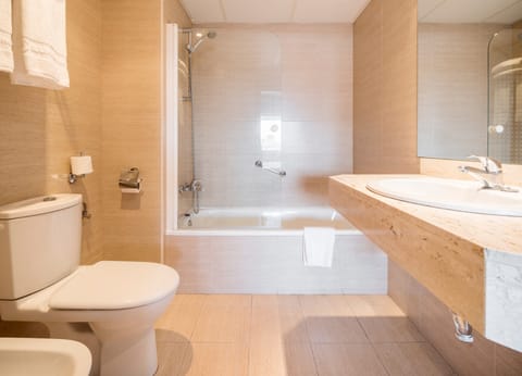 Superior Room | Bathroom | Eco-friendly toiletries, hair dryer, towels