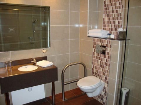 Combined shower/tub, free toiletries, hair dryer, towels