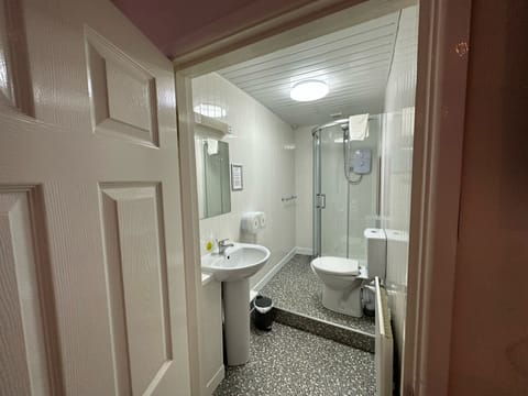 Family Room, Ensuite | Bathroom | Free toiletries, hair dryer, towels