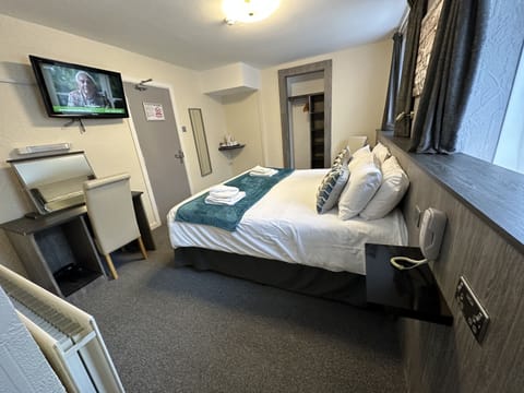 Basic Double Room, Ensuite | Iron/ironing board, cribs/infant beds, free WiFi, bed sheets