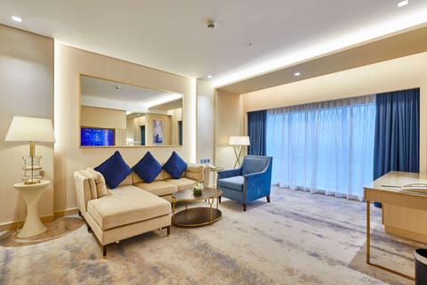 Suite, 1 Bedroom (Lounge Access) | Minibar, in-room safe, desk, laptop workspace