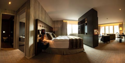 Deluxe Suite, 1 Bedroom | Minibar, in-room safe, desk, free WiFi