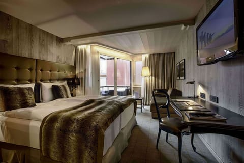 Grand Double Room | Minibar, in-room safe, desk, blackout drapes