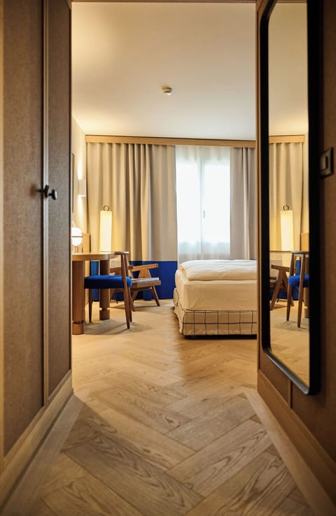 Standard Twin Room | Living area | Flat-screen TV