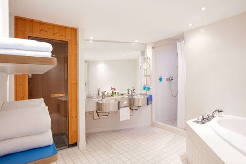 Suite | Bathroom | Combined shower/tub, hair dryer, towels