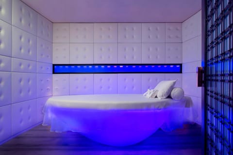 Couples treatment rooms, sauna, spa tub, steam room, Turkish bath