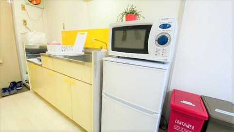 Apartment (101) | Private kitchen | Fridge, microwave, stovetop, cookware/dishes/utensils