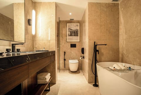 Junior Suite | Bathroom | Eco-friendly toiletries, hair dryer, bathrobes, slippers