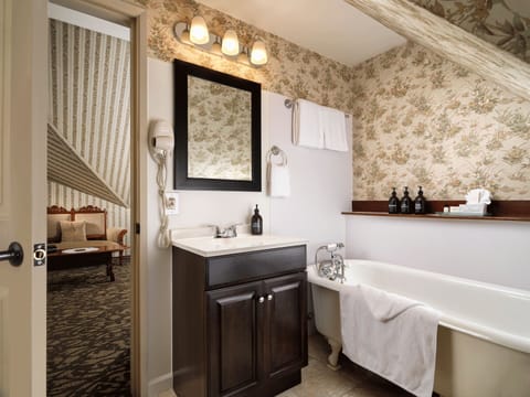 Classic Room | Bathroom | Combined shower/tub, free toiletries, hair dryer, bathrobes