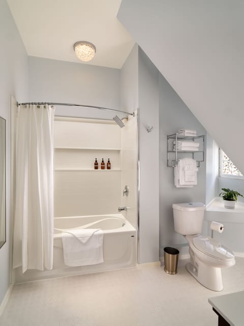 Comfort Double Room | Bathroom | Combined shower/tub, free toiletries, hair dryer, bathrobes
