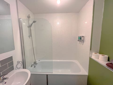 Basic Apartment, Private Bathroom, City View (Flat 9) | Bathroom