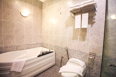 Signature Penthouse | Bathroom | Shower, free toiletries, towels, soap