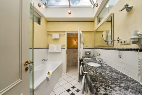 Signature Penthouse, 2 Bedrooms (Maisonette) | Bathroom | Free toiletries, hair dryer, bathrobes, slippers