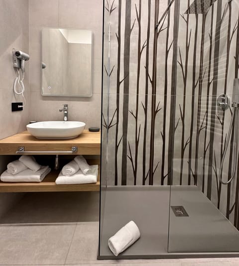 Superior Room | Bathroom | Shower, hair dryer, bidet, towels