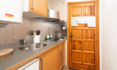 Basic Studio | Private kitchen | Full-size fridge, microwave, stovetop, coffee/tea maker