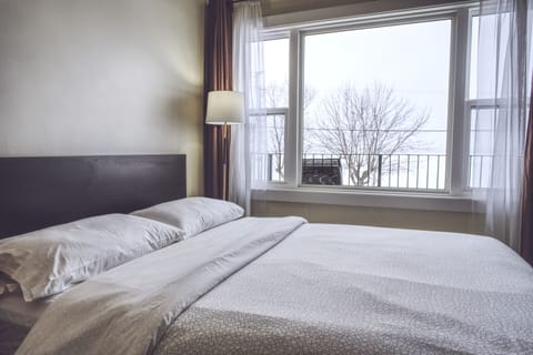 Standard Room, 2 Queen Beds, Balcony, Lake View | Individually decorated, individually furnished, iron/ironing board