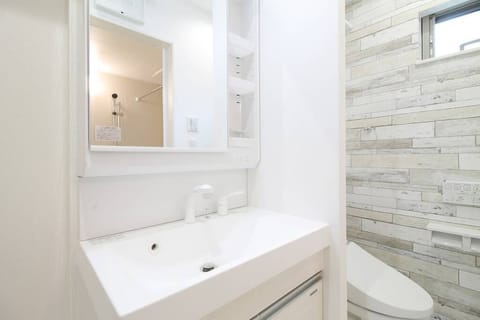 Combined shower/tub, deep soaking tub, free toiletries, hair dryer