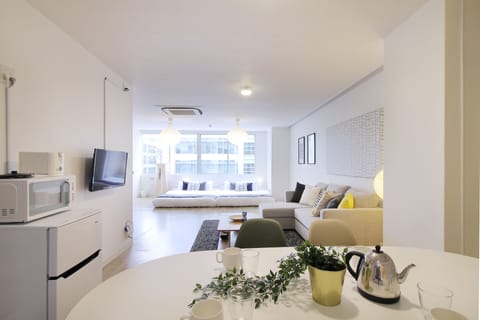 Condo, 2 Bedrooms (401) | In-room dining