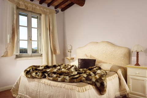 Desk, soundproofing, free WiFi, bed sheets