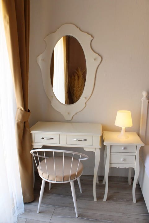 Deluxe Room | Desk, free WiFi