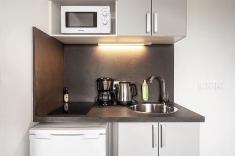 Studio | Private kitchen | Fridge, microwave, stovetop, coffee/tea maker