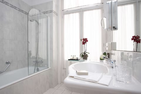 Combined shower/tub, designer toiletries, hair dryer, towels