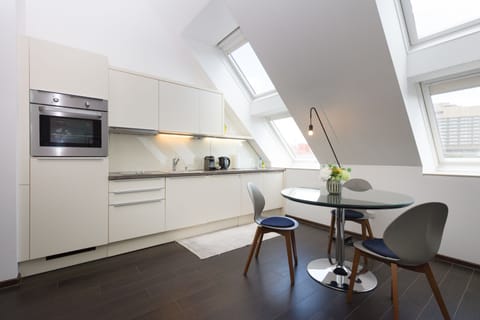 Deluxe Studio (incl. 29€ cleaning fee) | Private kitchen | Full-size fridge, microwave, oven, stovetop