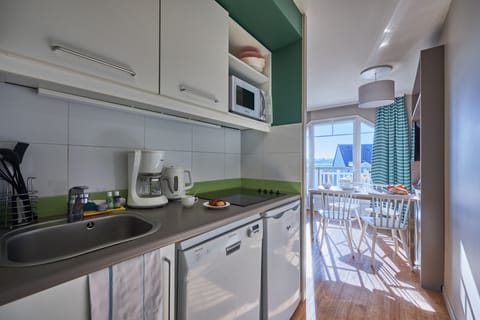 Apartment 4 people - 1 bedroom -  Terrace or balcony | Private kitchen | Fridge, microwave, stovetop, dishwasher