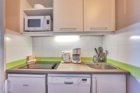 Apartment 4 people - 1 bedroom -  Terrace or balcony - Bocage view | Private kitchen | Fridge, microwave, stovetop, dishwasher