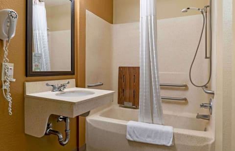 Combined shower/tub, free toiletries, hair dryer, towels