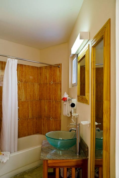 Combined shower/tub, deep soaking tub, free toiletries, towels