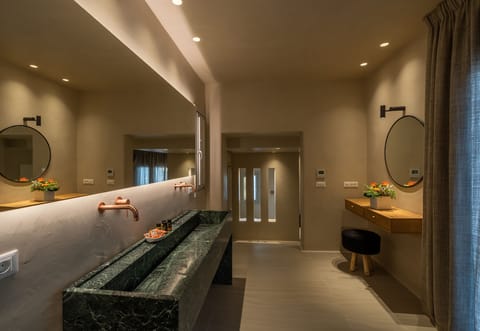 Deluxe Suite (Gialos) | Bathroom | Shower, free toiletries, hair dryer, bathrobes