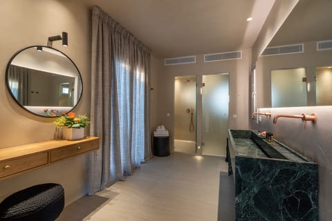 Deluxe Suite (Gialos) | Bathroom | Shower, free toiletries, hair dryer, bathrobes