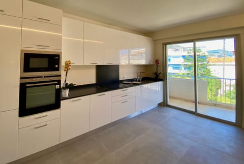 Deluxe Apartment | Private kitchen | Mini-fridge, microwave, stovetop, espresso maker