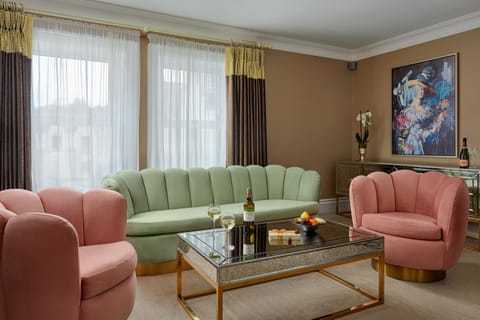 Park Suite | Living area | Flat-screen TV