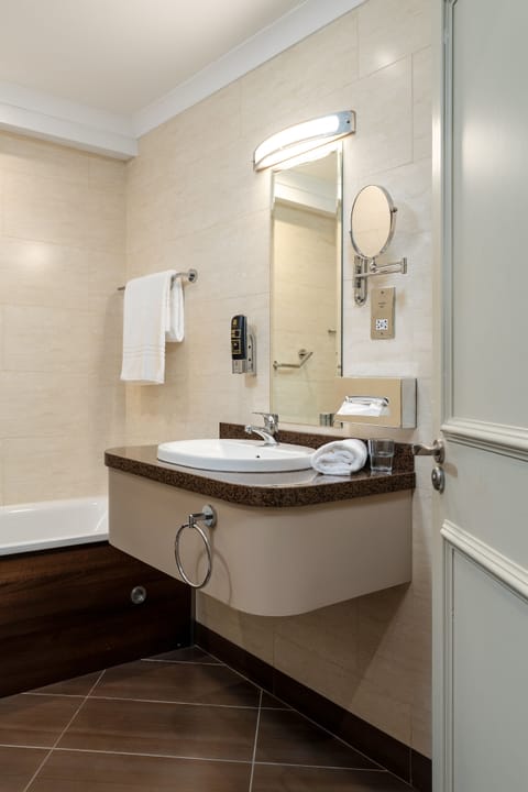 Combined shower/tub, free toiletries, hair dryer, towels