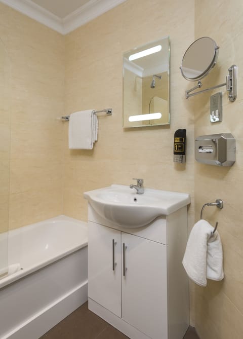 Combined shower/tub, free toiletries, hair dryer, towels