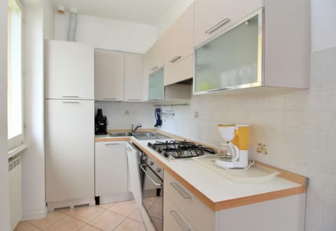 Family Studio, Mountain View, Lakeside (Residenza Menaggio - Mimosa) | Private kitchen | Fridge, microwave, oven, stovetop