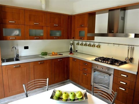 Family Apartment, 3 Bedrooms, 2 Bathrooms (Regina Grande) | Private kitchen | Oven, stovetop, dishwasher, coffee/tea maker